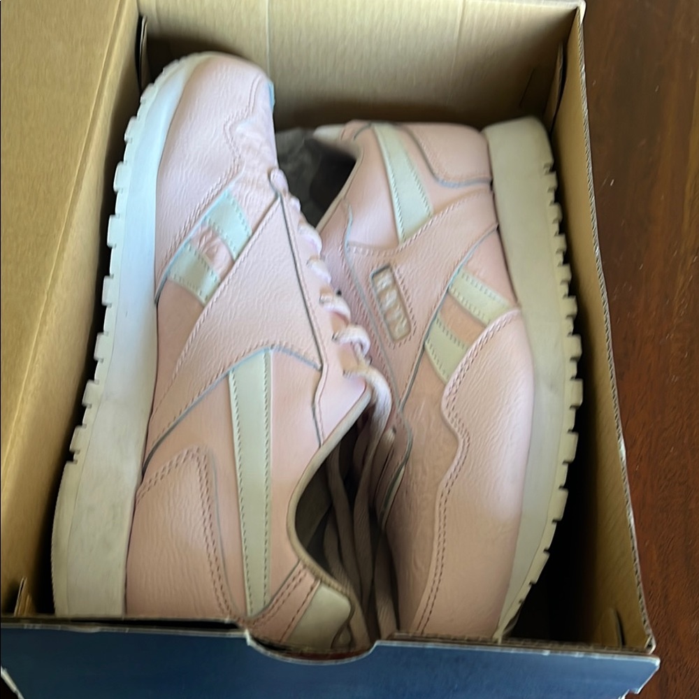 These cute Reeboks are waiting for you🥰
